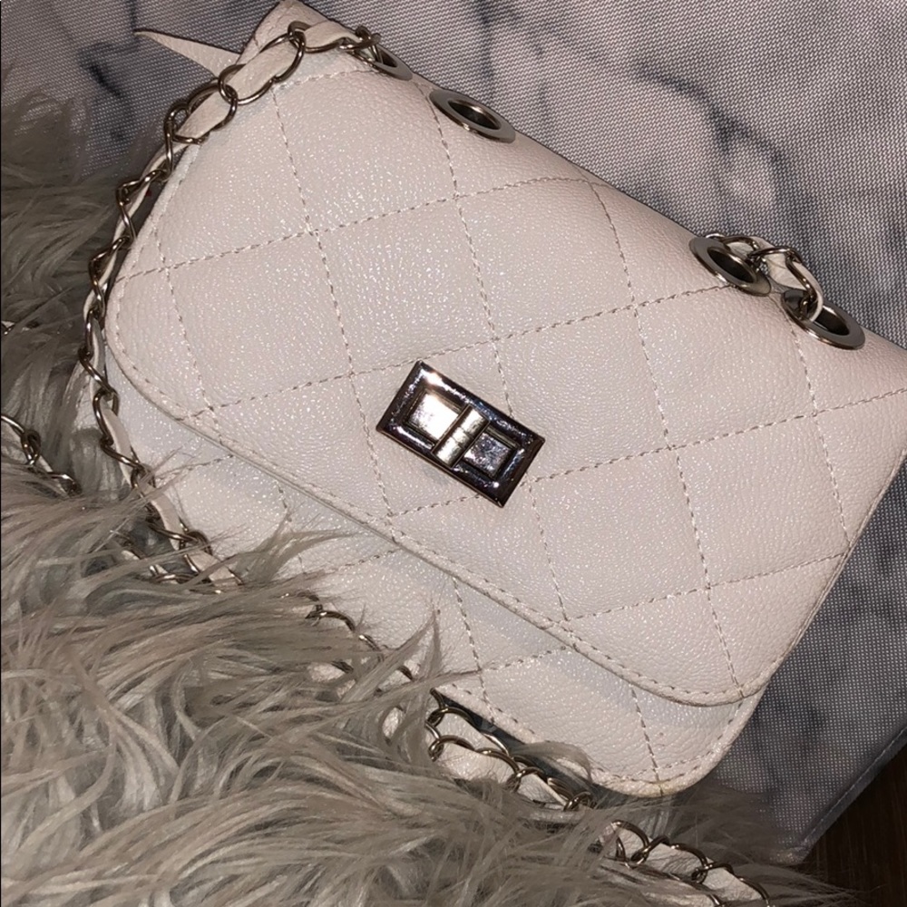 white cross body bag⭐️